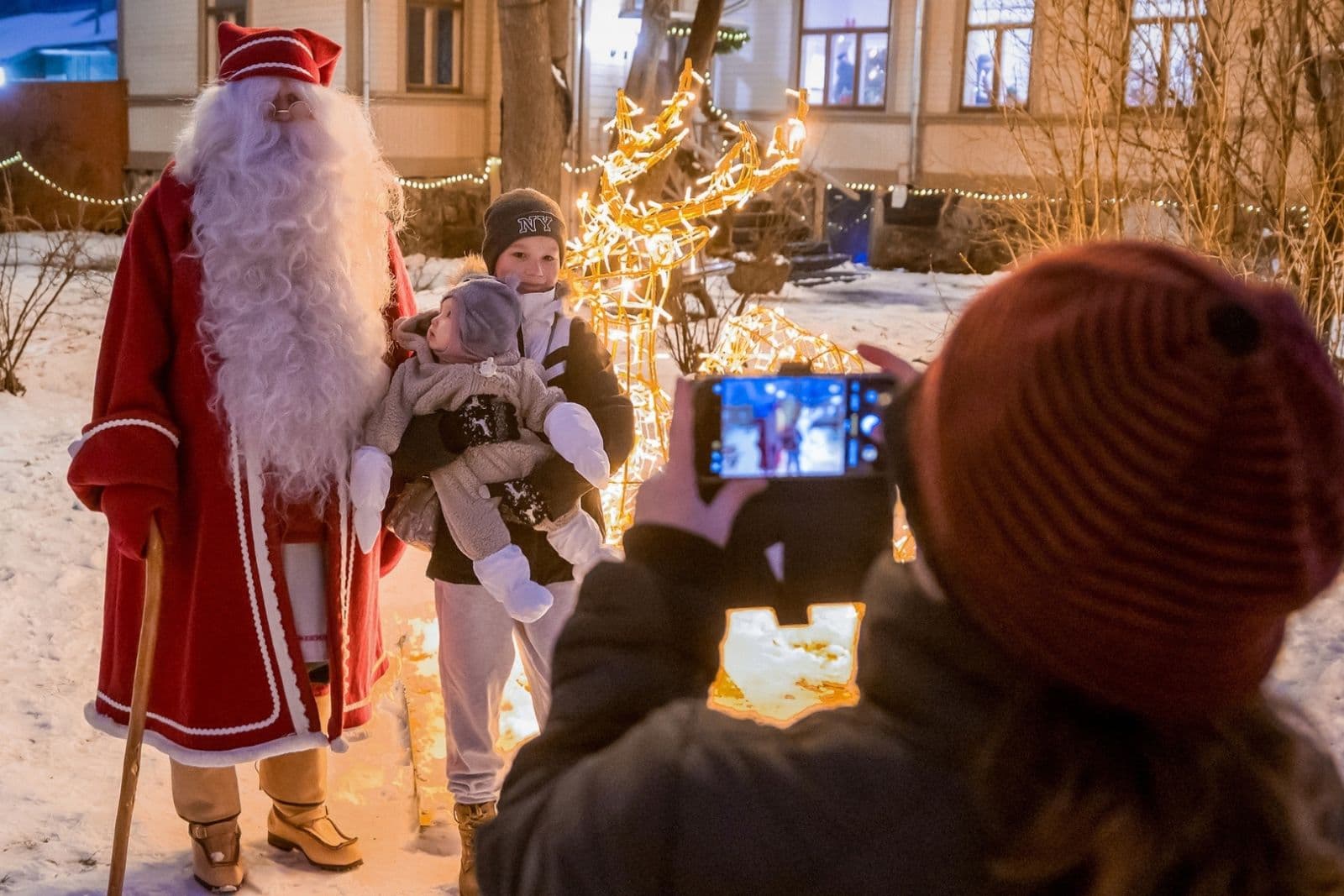 Santa Claus meeting a family in Rauma